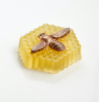 Пластиковая форма для мыла "Большая пчела на сотах" 75*65*20мм